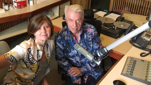Eva Kadlčáková a Jaroslav Svěcený ve vysílacím studiu