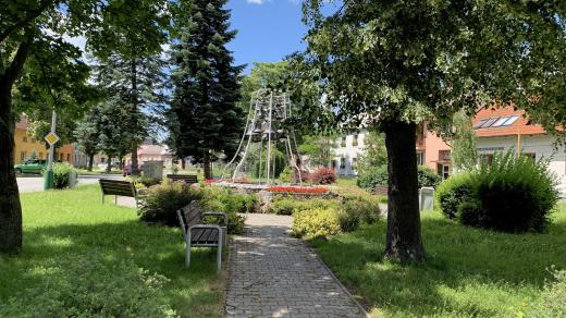 Zvonkohra zdobí park v prostranství u kostela