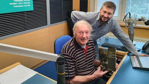 Podplukovník ve výslužbě Josef Falář a redaktor David Hamr