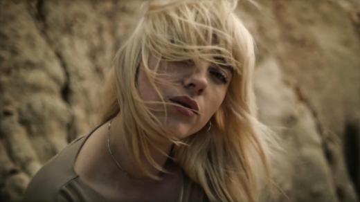 Billie Eilish v klipu k písni Your Power