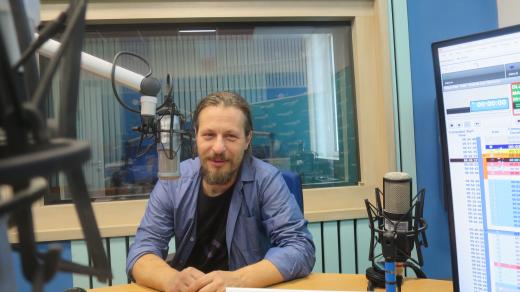 Jiří Kniha ve studiu Českého rozhlasu Hradec Králové