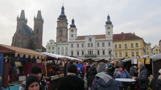 Přes 100 stánků vánočních trhů poprvé v Hradci Králové obsadilo Velké náměstí