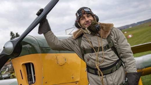 Pilot Richard Santus na letišti v Podhořanech při prvním letu letadla Miles M14A Magister Mk.I. na území České republiky (listopad 2019)