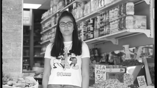 Sahar Bradaran. Má 18 let a je dcerou íránských emigrantů. Ačkoliv se narodila v Izraeli a takřka neumí persky, kořeny všeho, čím je, se podle ní nachází v Íránu