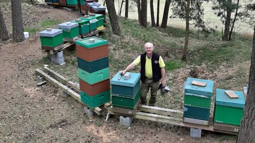 Pan Tomáš Moravec na své včelí farmě ve Smržově