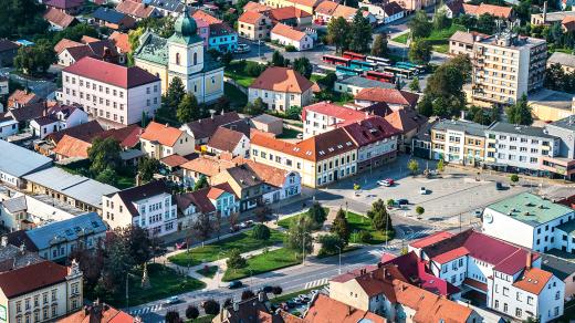 Město Holice je přirozeným spádovým městem v holickém mikroregionu a důležitou silniční křižovatkou. Oblasti v okolí začaly být osidlovány až koncem 13. století