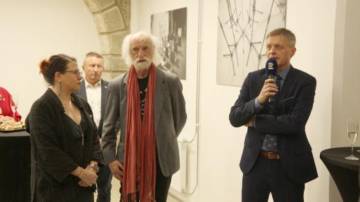 Autoři fotografií Tereza Hrubá (zleva) a Jindřich Štreit a ředitel Českého rozhlasu Olomouc Josef Podstata
