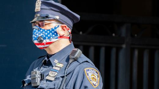 Americký policista s rouškou