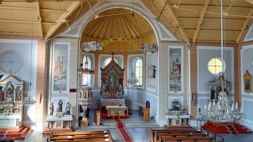 Hlavní loď kostela Nanebevzetí Panny Marie, kde jako raritu najdete obraz sv. Václava s tramvají