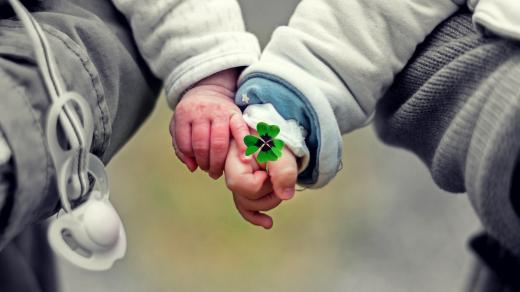 Přibývá dětí, které čekají na náhradní rodinu. Vhodných pěstounů i adoptivních rodičů je málo (ilustrační foto)