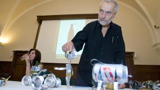 Profesor Vratislav Karel Novák ukazuje práce studentů plzeňského ústavu umění a designu