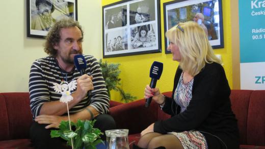 Přemysl Rabas a Lada Klokočníková v radioklubu 