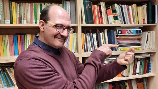 Profeso Jakub Wiener se snaží ukázat vlákenný mikroplast