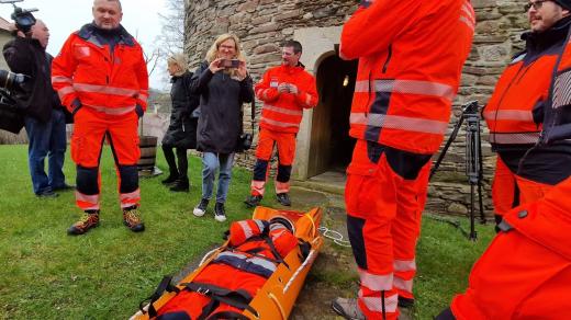 Cvičení záchranářů ve věži Jakobínka v Rožmberku nad Vltavou