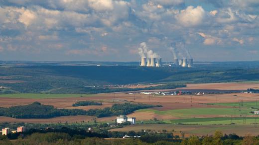 Výhled na jadernou elektrárnu Dukovany