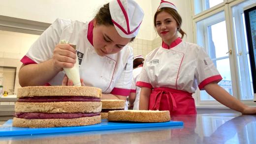 Studentky oboru cukrář na Střední škole obchodu, služeb a řemesel v Táboře