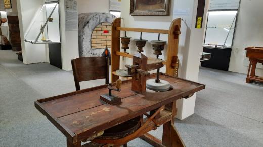 Nově upravená expozice Historie kamenářství a zlatnictví turnovského Muzea Českého ráje