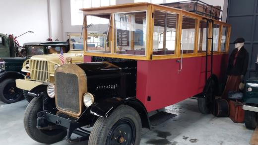 V telčském Muzeu techniky stojí sto let starý autobus