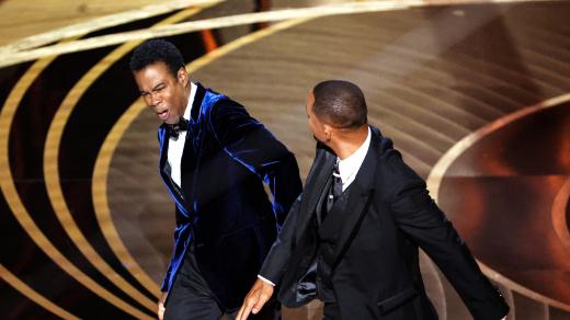 Herec Will Smith fackuje komika Chrise Rocka během vyhlášení 94. ročníku cen Oscar