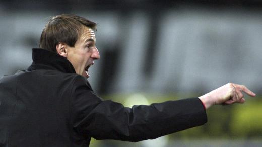 „Je to absolutně neprofesionální. Kladu si otázku, proč to ti hráči udělali,“ říká fotbalový trenér František Straka o aféře fotbalových reprezentantů