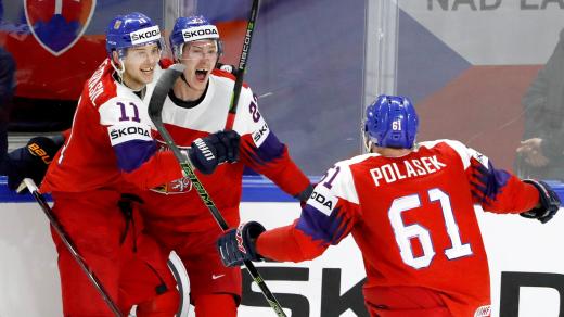 Česká hokejová reprezentace otočila úvodní zápas MS se Slováky v prodloužení