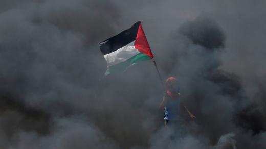Chlapec s palestinskou vlajkou během protestů proti přesunu americké ambasády z Tel Avivu do Jeruzaléma
