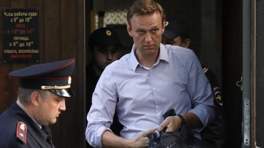 Alexej Navalnyj při odchodu od moskevského soudu 15. května 2018. 