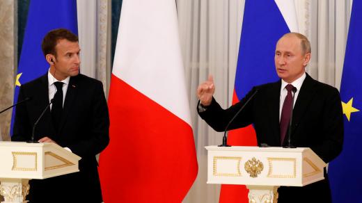 Francouzský prezident Emmanuel Macron a ruský prezident Vladimir Putin a společné tiskové konferenci.