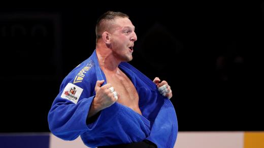 Lukáš Krpálek slaví vítězství ve finále. Úspěšných bitev za sebou má v kariéře mnoho