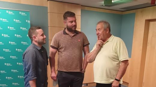 Vojtěch Ducháček (vpravo) s moderátory pořadu