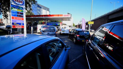 Britští řidiči vzali v posledních dnech čerpací stanice útokem