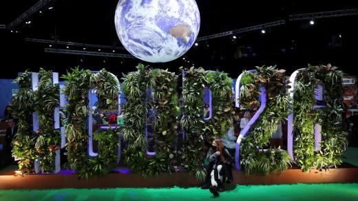 Obří model Země ve vstupní hale konference COP26 v Glasgow