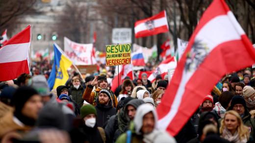 Přes 40 tisíc lidí pochodovalo Vídní na protest proti koronavirovým opatřením rakouské vlády, která zavádí očkovací povinnost