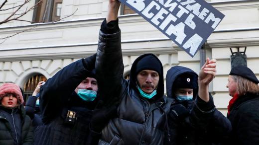 Policisté zasahují proti podporovatelům Mezinárodního Memorialu, kteří demonstrovali před soudem během slyšení s plakátem „Budeme žít navždy“