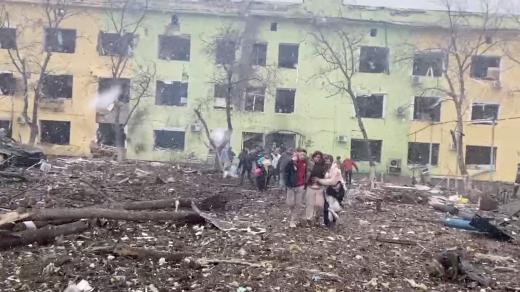 Trosky dětské nemocnice a porodnice v Mariupolu po ruském bombardování