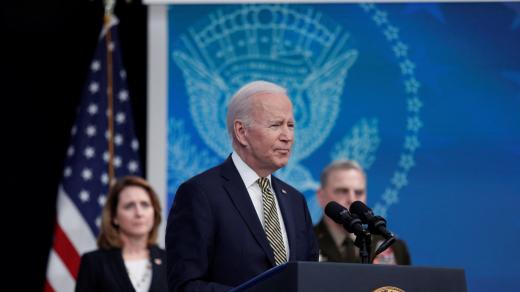 Americký prezident Joe Biden s náměstkyní ministryně obrany Kathleen Hicksovou (vlevo) a předsedou Sboru náčelníků štábu generálem Markem Milleym (vpravo), když oznamuje další pomoc, kterou americká vláda poskytne Ukrajině kvůli ruské invazi