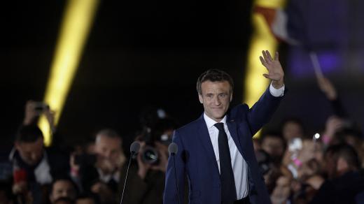 Emmanuel Macron při projevu pod Eiffelovou věží