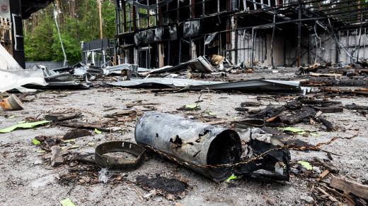 Kus ruské rakety Grad před čerpací stanicí zničenou ruskou armádou