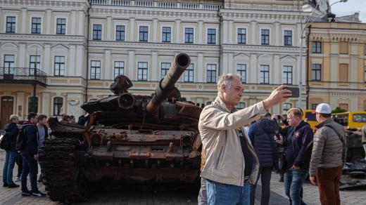 Ukrajinské Ministerstvo vnitra a Národní muzeum dějin Ukrajiny vystavilo zničené ruské tanky v centru Kyjeva v rámci výstavy nazvané "Ukrajinská válka za nezávislost 2022"