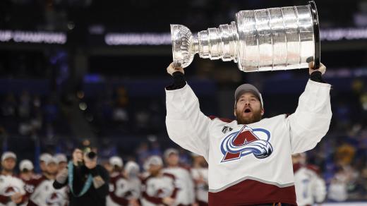 Dva Češi v Tampě sice smutní, jeden v Coloradu ale slaví. Brankář Pavel Francouz sice strávil finále na lavičce, svými výtečnými výkony v play-off se ale významně podepsal pod zisk prestižní trofeje. Stanley Cup získal jako 29. český hokejista