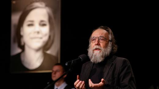 Ruský ideolog Alexandr Dugin na pohřbu své dcery Darji
