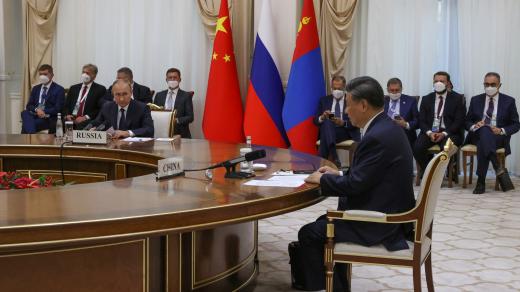 Ruský prezident Vladimir Putin a čínský prezident Si Ťin-pching na schůzce v Uzbekistánu