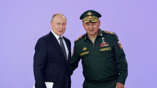 Ruský prezident Vladimir Putin a jeho ministr obrany Sergej Šojgu na zahájení vojensko-technické výstavy Armáda 22 v srpnu 2022 v Moskvě