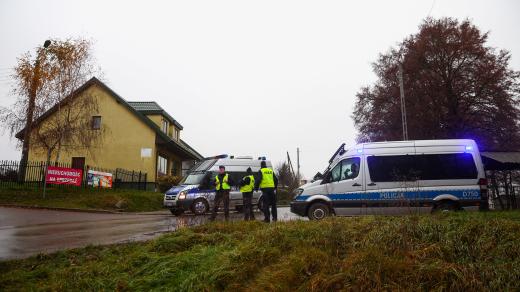 Policie hlídá okolí místa dopadu rakety