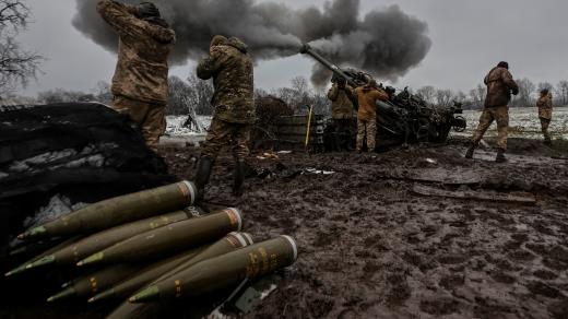 Ukrajinští vojáci pálí z houfnice M777 v Doněcké oblasti
