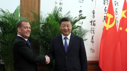 Čínský prezident Si Ťin-pching se ve středu v Pekingu sešel s místopředsedou ruské bezpečnostní rady, bývalým prezidentem a někdejším premiérem Ruska Dmitrijem Medveděvem