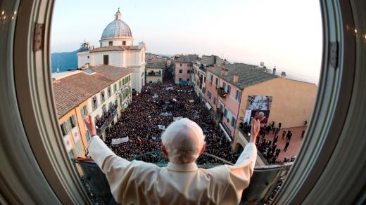 Benedikt XVI. mává lidem před Papežským palácem v Castel Gandolfu