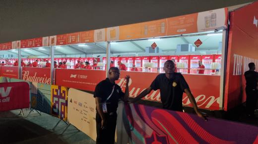 Hlavní fanouškovská zóna u nábřeží v Dauhá tedy moc velké gurmánské zážitky nenabízí