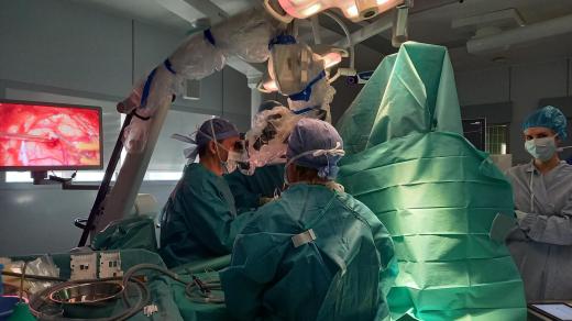 Operovaný mozek nebolí, pacient tudíž může být probuzen z narkózy a s lékaři během zákroku mluví