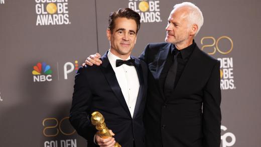 Colin Farrell a režisér Martin McDonagh s cenou za snímek Víly z Inisherinu